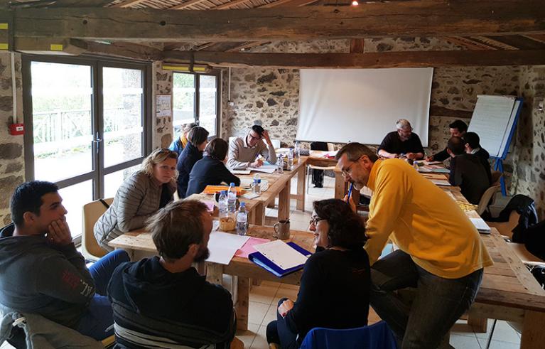 ENSEIGNANTS & CHEFS D'ENTREPRISE Intégrer la créativité et l'approche ludique pour des projets ambitieux et oser sortir des sentiers battus.